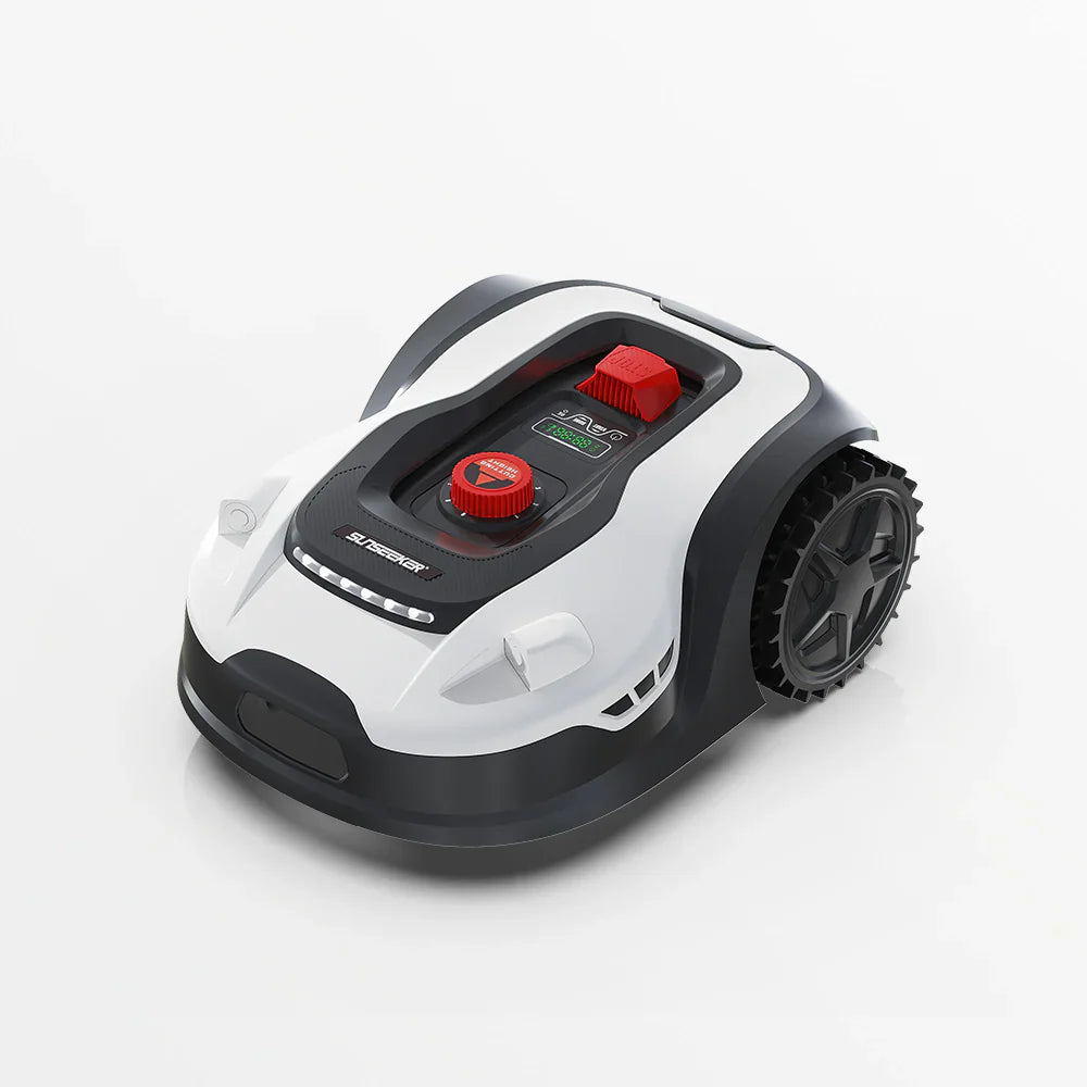 Vorderansicht des Mähroboters Sunseeker L22 vor weißem Hintergrund. Große Profilräder, aerodynamisches Design und sichtbare Frontsensoren.