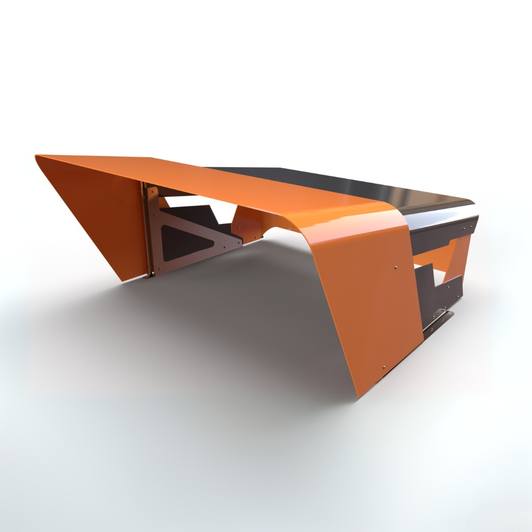 Vista frontale angolata del garage per robot tagliaerba CEORA con design moderno arancione e nero.