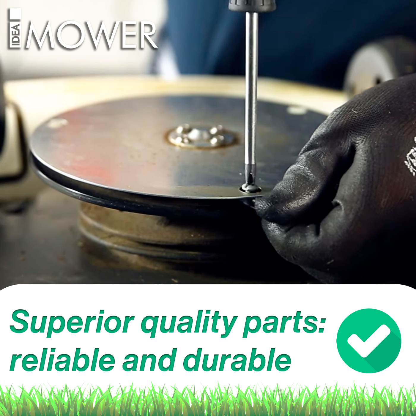 Mano con guanto che avvita una vite su una lama per robot tagliaerba Honda Miimo. Testo: “Superior quality parts: reliable and durable”.