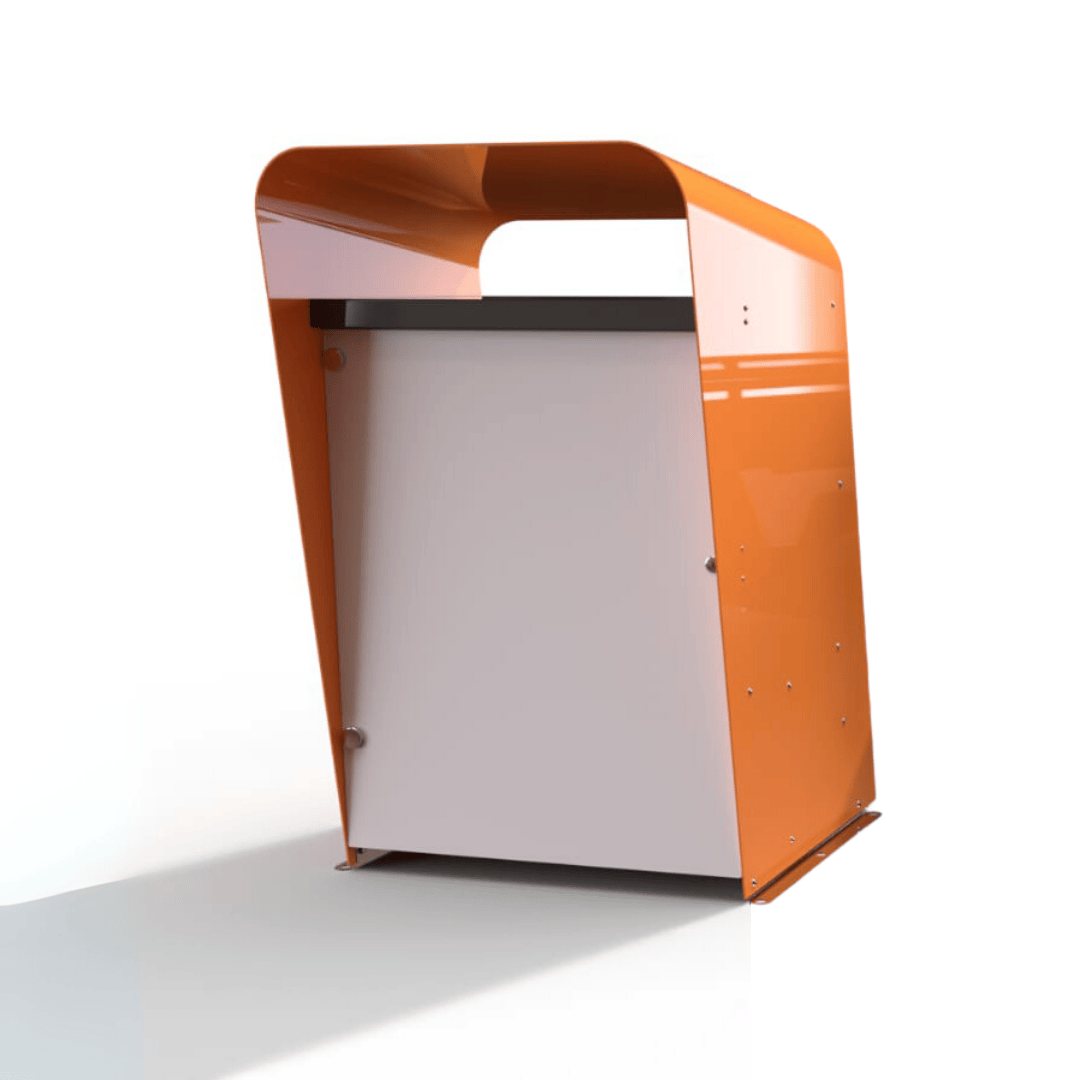 Armadio tecnico per robot tagliaerba con struttura curva in alluminio verniciato arancione e sportello anteriore in acciaio, chiuso con chiave per protezione outdoor.