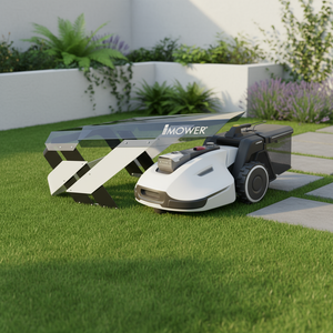 YUKA mit Sweeper unter der Idea Mower Abdeckung in einem gepflegten sonnigen Garten positioniert.